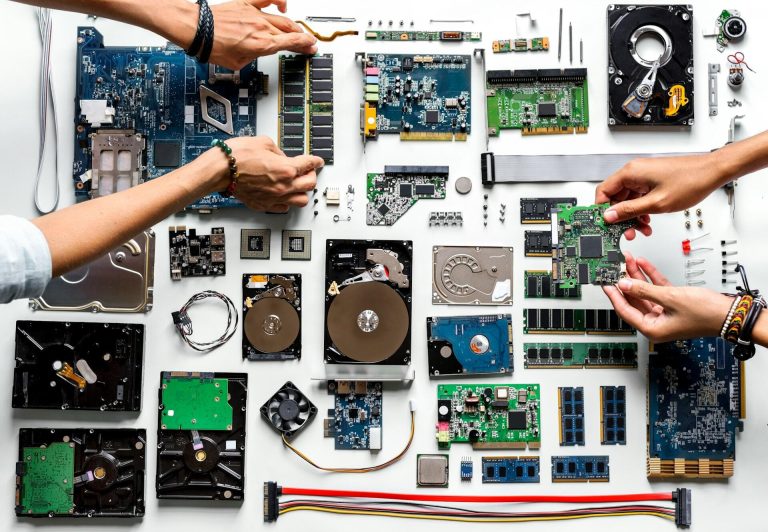 Read more about the article How to Choose the Right Computer Hardware for Your Needs in 2026
